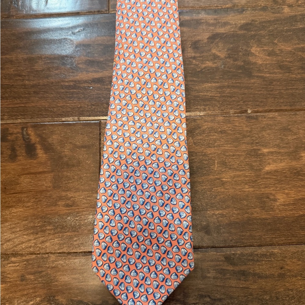 Clam pattern vineyard vines tie